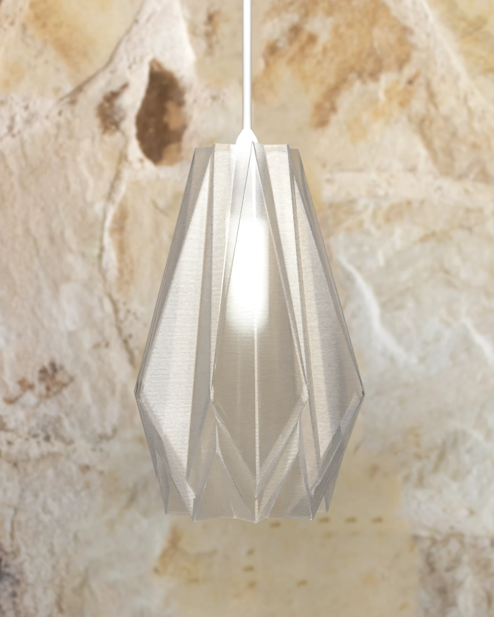 Lámpara GAMI Transparente colgada junto a una pared de piedra, apagada