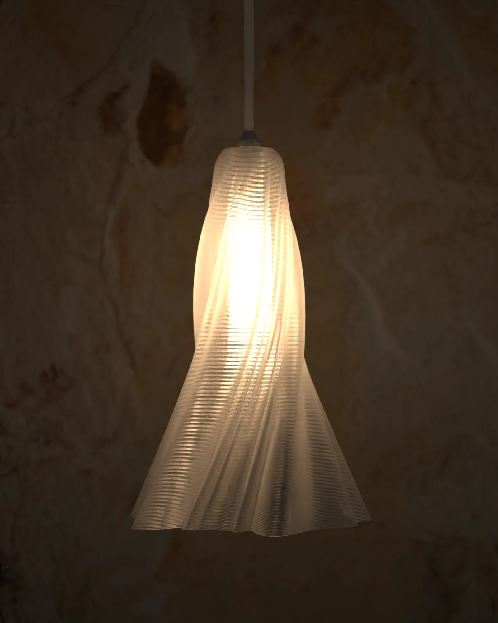 Lámpara YASHI Transparente encendida junto a una pared de piedra